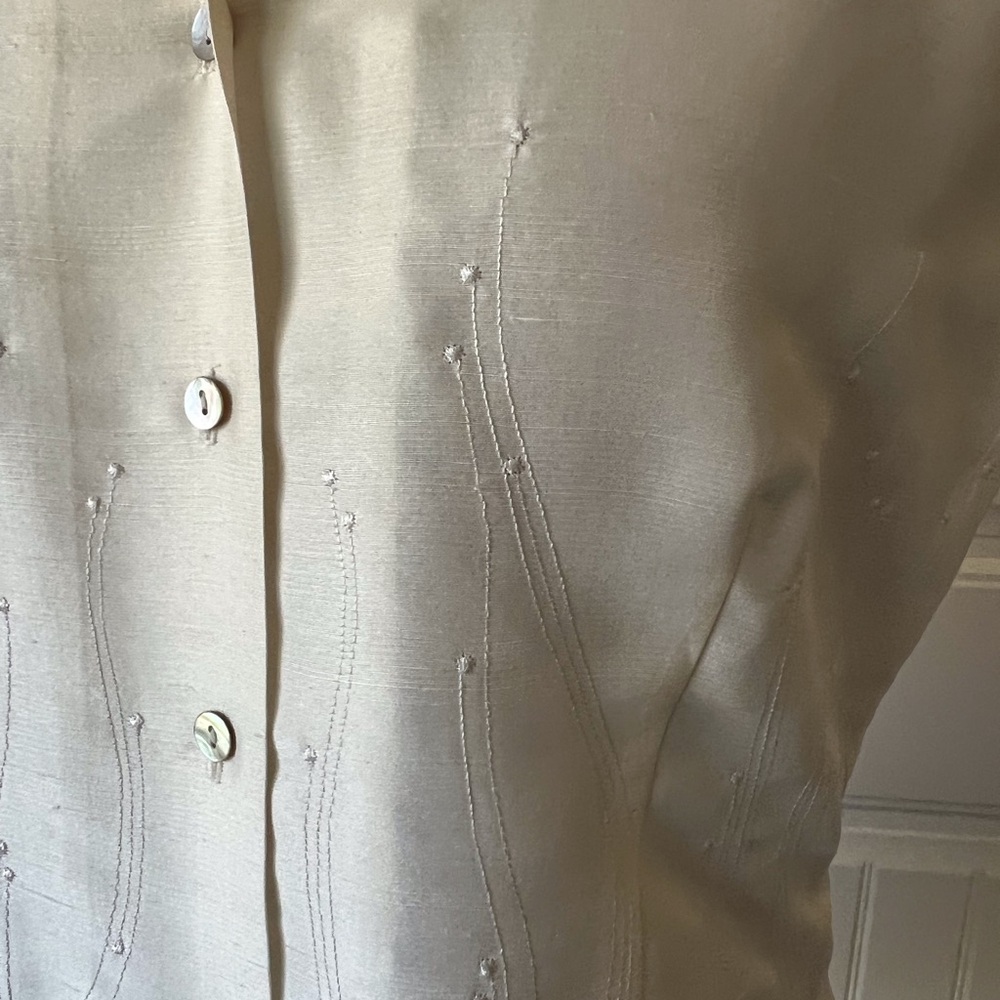 Elegant silk Cream Sleeveless Blouse - Picture 3 of 10